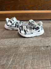 Load image into Gallery viewer, SNEAKER - 3
