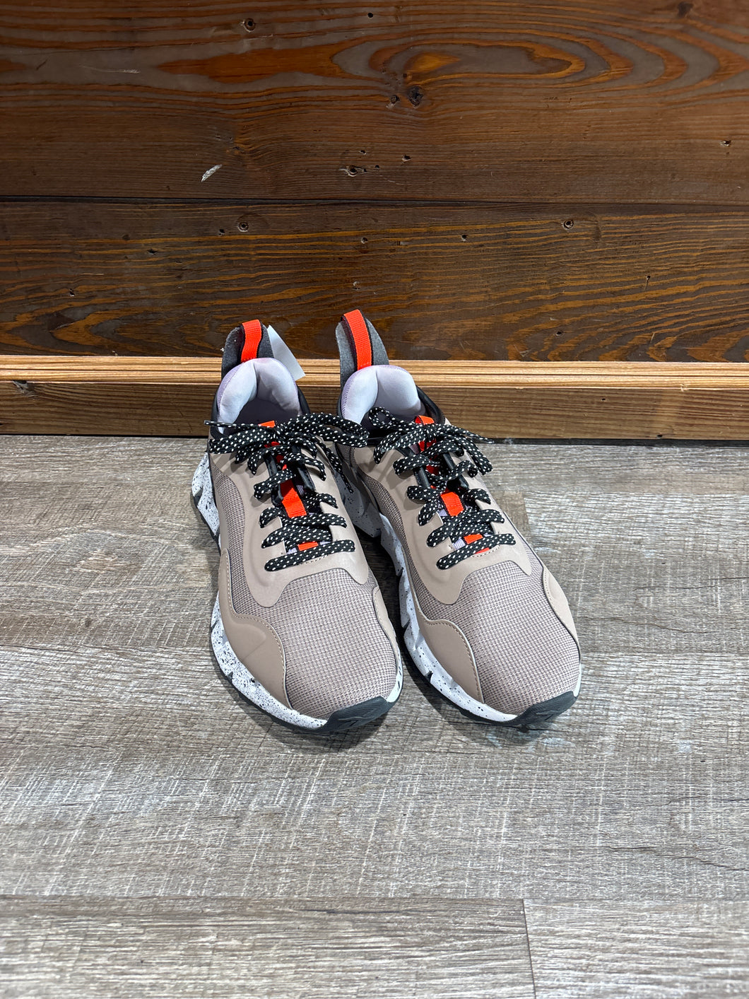 NEW! SNEAKER - 8.5