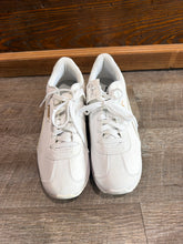 Load image into Gallery viewer, SNEAKER - LIKE NEW - 8.5
