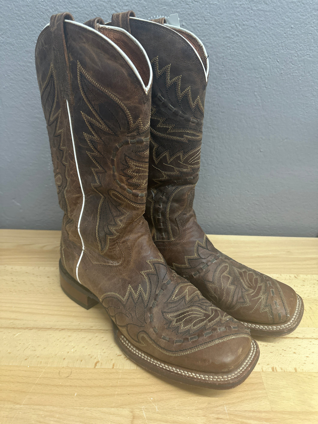 BOOTS RETAIL $215 - 8.5