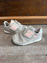 Load image into Gallery viewer, SNEAKER - WORN - 9
