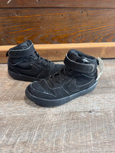 Load image into Gallery viewer, HIGHTOP SNEAKER - 12
