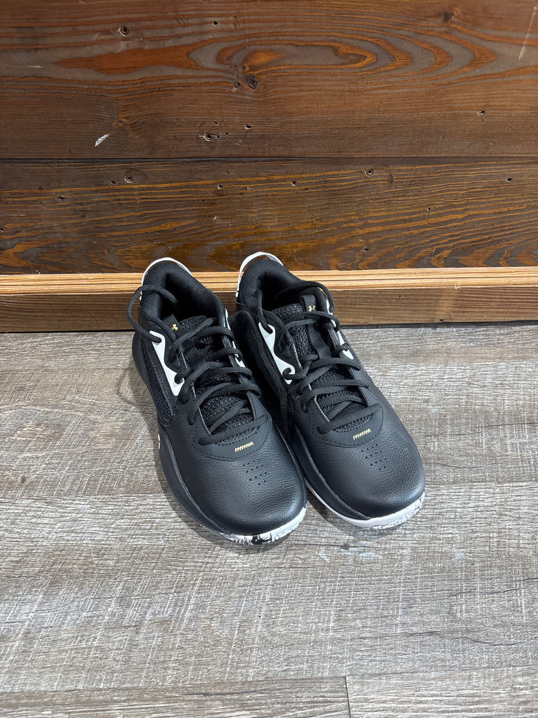 NEW! BASKETBALL SNEAKER - 7Y