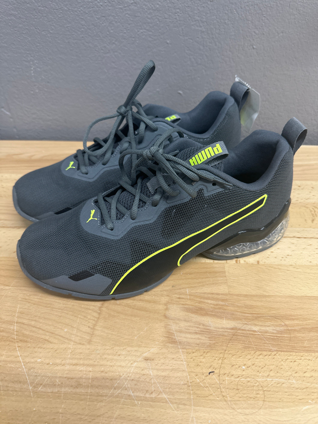 SNEAKER -LIKE NEW - 11.5