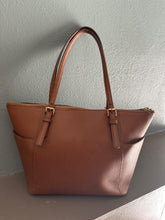 Load image into Gallery viewer, HANBAG $328 RETAIL WORN CORNER
