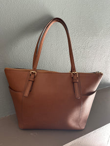 HANBAG $328 RETAIL WORN CORNER