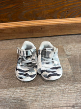 Load image into Gallery viewer, SNEAKER - 3
