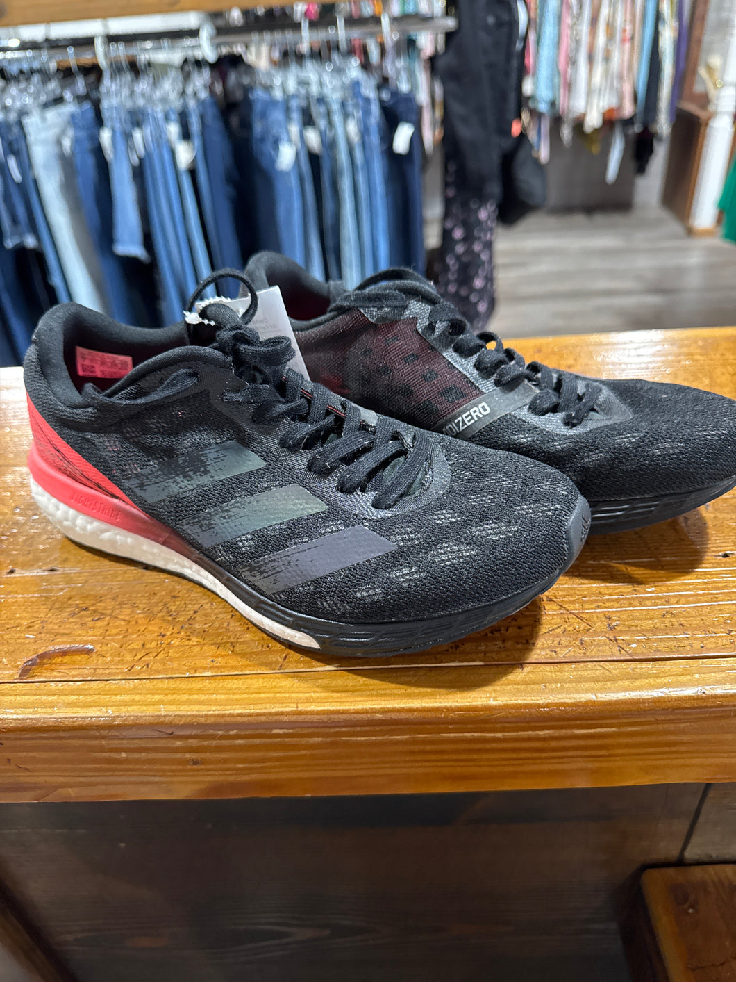 SNEAKER (RETAIL $130)