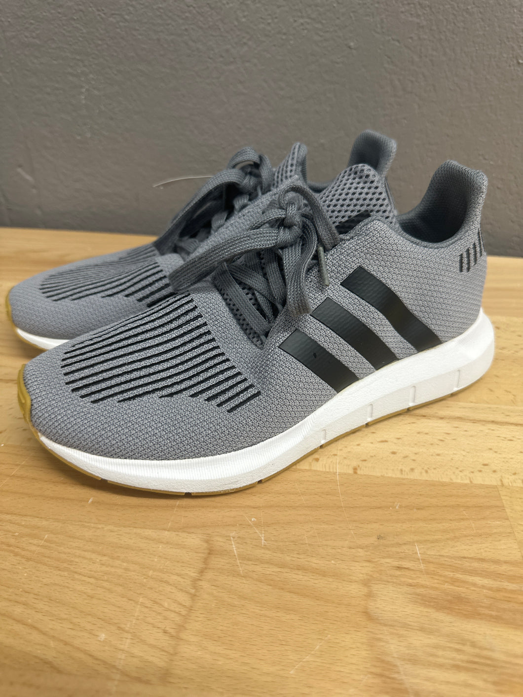SNEAKER -LIKE NEW - 6.5