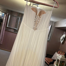 Load image into Gallery viewer, WEDDING DRESS
