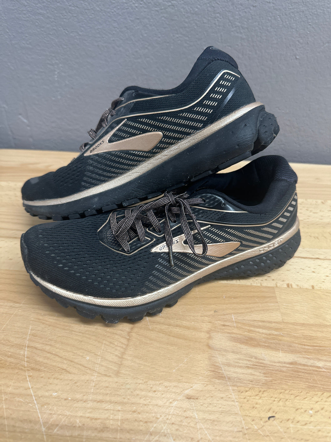 GHOST SNEAKER - 8.5