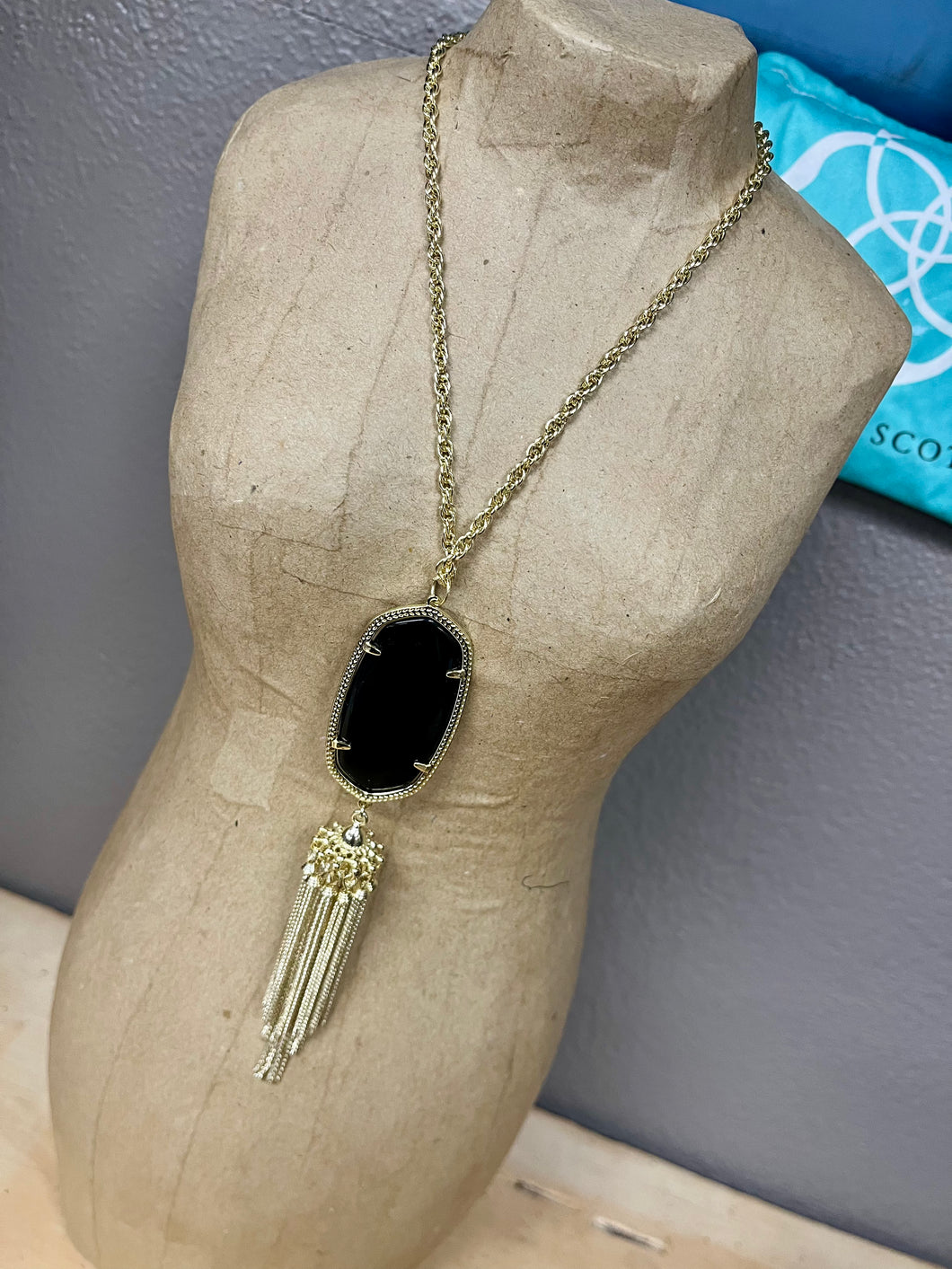 PENDANT NECKLACE BLACK